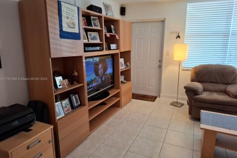 Condo in Sunrise, Florida, 1 bedroom  № 1863164 - photo 4