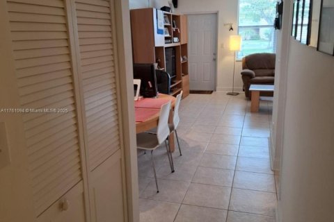Condo in Sunrise, Florida, 1 bedroom  № 1863164 - photo 9