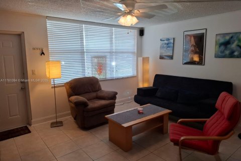 Condo in Sunrise, Florida, 1 bedroom  № 1863164 - photo 1