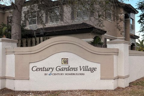 House in Miami, Florida 4 bedrooms, 241.17 sq.m. № 2003267 - photo 10