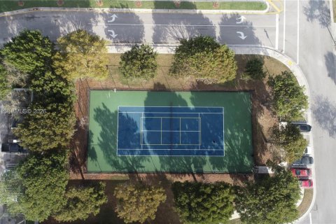 House in Miami, Florida 4 bedrooms, 241.17 sq.m. № 2003267 - photo 13