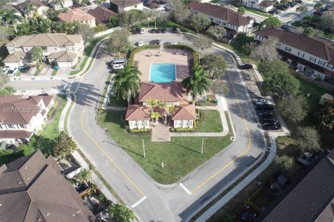 House in Miami, Florida 4 bedrooms, 241.17 sq.m. № 2003267 - photo 12