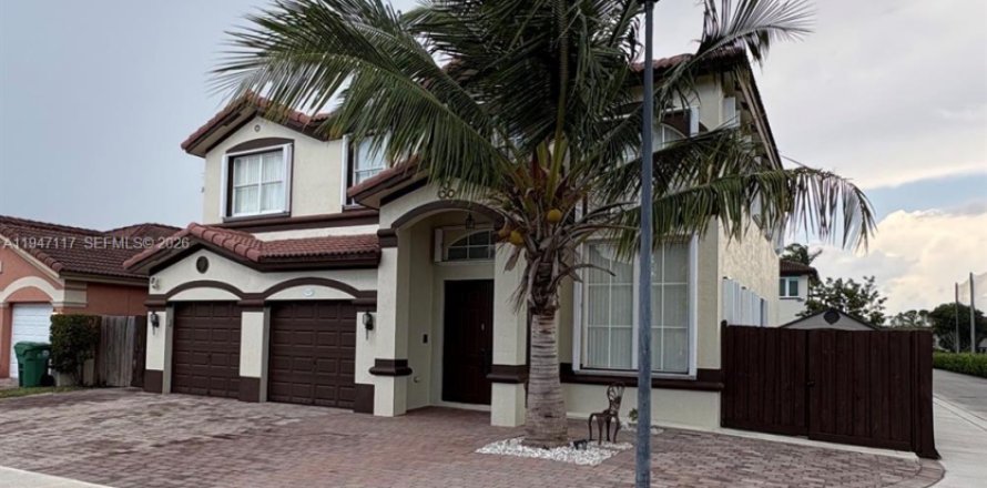 House in Miami, Florida 4 bedrooms, 241.17 sq.m. № 2003267