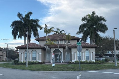 House in Miami, Florida 4 bedrooms, 241.17 sq.m. № 2003267 - photo 11