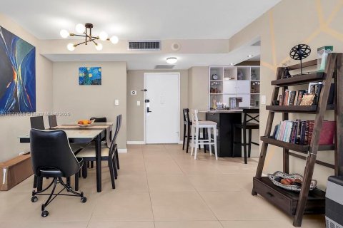 Condominio en venta en Sunny Isles Beach, Florida, 2 dormitorios, 100.98 m2 № 1982482 - foto 6