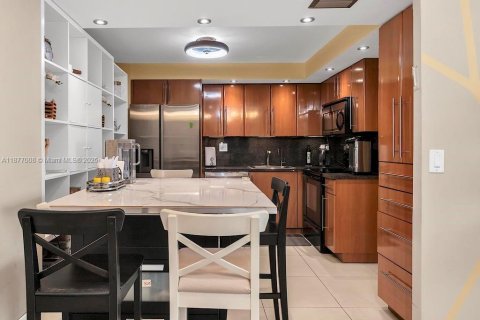 Condominio en venta en Sunny Isles Beach, Florida, 2 dormitorios, 100.98 m2 № 1982482 - foto 4