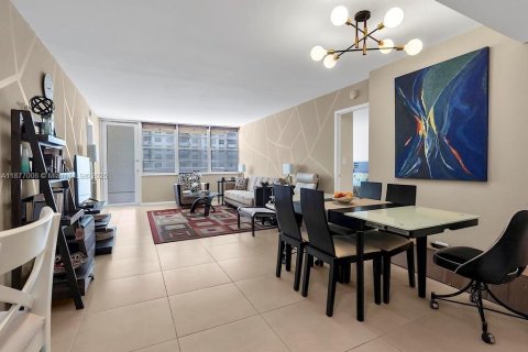 Condominio en venta en Sunny Isles Beach, Florida, 2 dormitorios, 100.98 m2 № 1982482 - foto 3