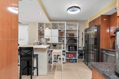 Condominio en venta en Sunny Isles Beach, Florida, 2 dormitorios, 100.98 m2 № 1982482 - foto 9