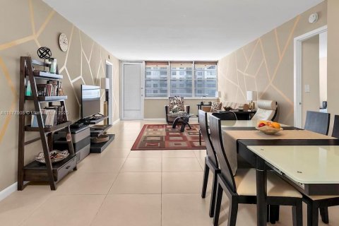 Condominio en venta en Sunny Isles Beach, Florida, 2 dormitorios, 100.98 m2 № 1982482 - foto 2