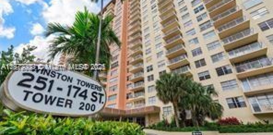 Condominio en Sunny Isles Beach, Florida, 2 dormitorios  № 1982482