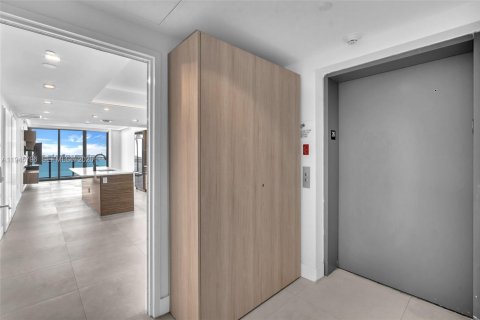 Condo in Miami, Florida, 2 bedrooms  № 2003441 - photo 3