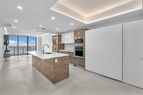 Condo in Miami, Florida, 2 bedrooms  № 2003441 - photo 10