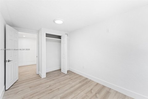 Снять в аренду виллу или дом в Майами, Флорида 3 спальни, 74.32м2, № 1964608 - фото 12