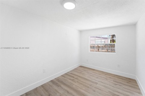 Снять в аренду виллу или дом в Майами, Флорида 3 спальни, 74.32м2, № 1964608 - фото 13