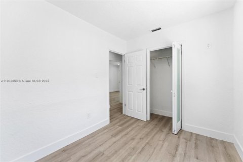 Снять в аренду виллу или дом в Майами, Флорида 3 спальни, 74.32м2, № 1964608 - фото 11