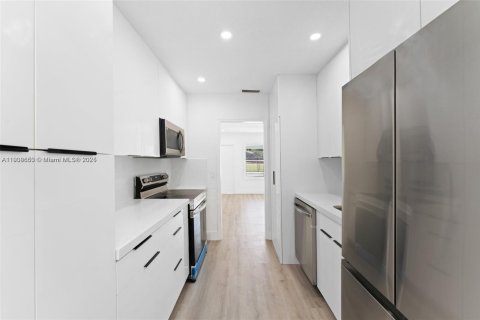 Снять в аренду виллу или дом в Майами, Флорида 3 спальни, 74.32м2, № 1964608 - фото 7