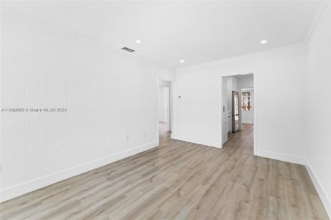 Снять в аренду виллу или дом в Майами, Флорида 3 спальни, 74.32м2, № 1964608 - фото 4