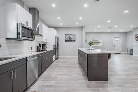 Casa en venta en Saint Petersburg, Florida, 5 dormitorios, 293.39 m2 № 1509066 - foto 11
