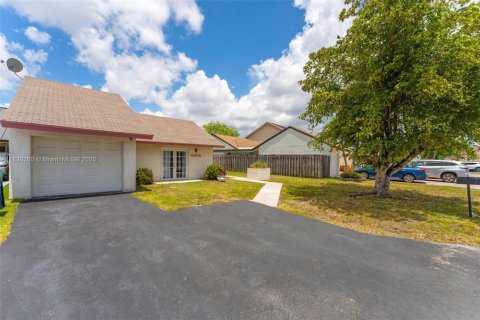 House in Miami, Florida 3 bedrooms, 154.87 sq.m. № 1804624 - photo 2