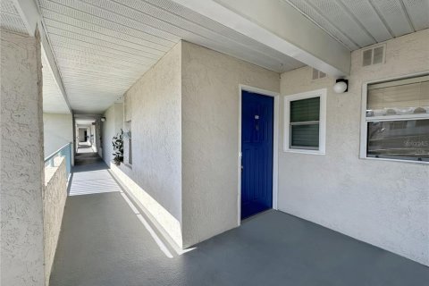 Condo in New Port Richey, Florida, 2 bedrooms № 2383409 - photo 2