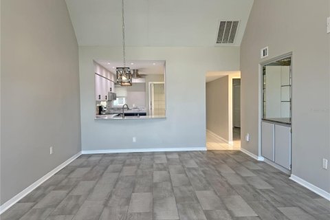 Condo in New Port Richey, Florida, 2 bedrooms № 2383409 - photo 8