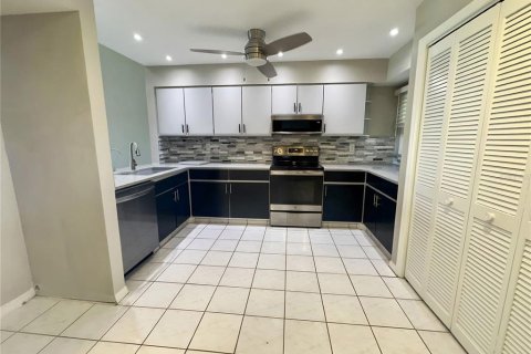 Condo in New Port Richey, Florida, 2 bedrooms № 2383409 - photo 18
