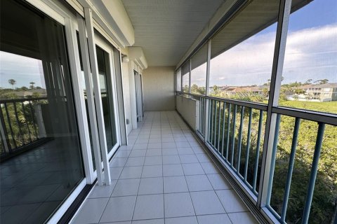 Condo in New Port Richey, Florida, 2 bedrooms № 2383409 - photo 21