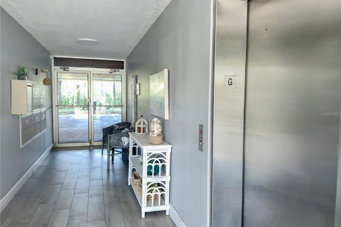 Condo in New Port Richey, Florida, 2 bedrooms № 2383409 - photo 3