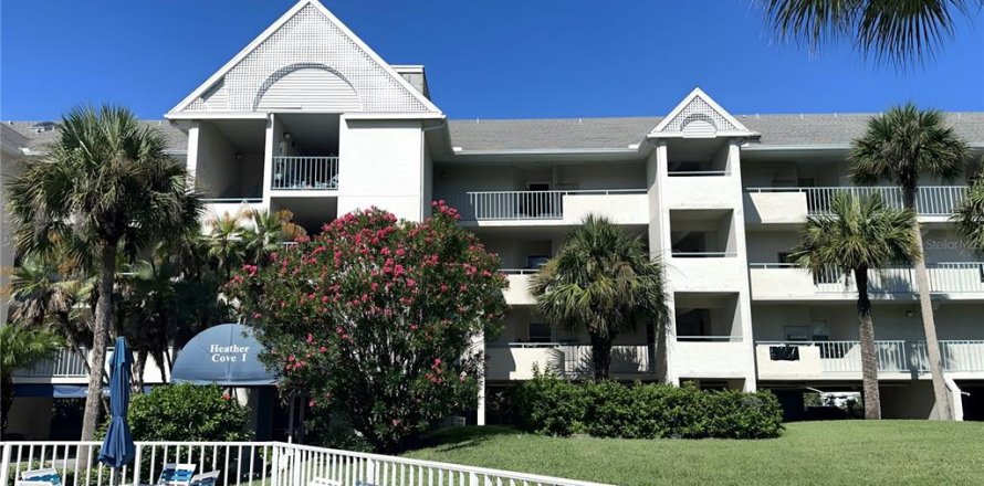 Condo in New Port Richey, Florida, 2 bedrooms № 2383409