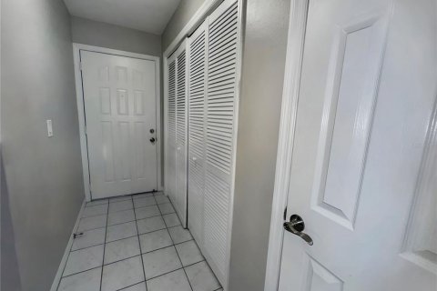 Condo in New Port Richey, Florida, 2 bedrooms № 2383409 - photo 4