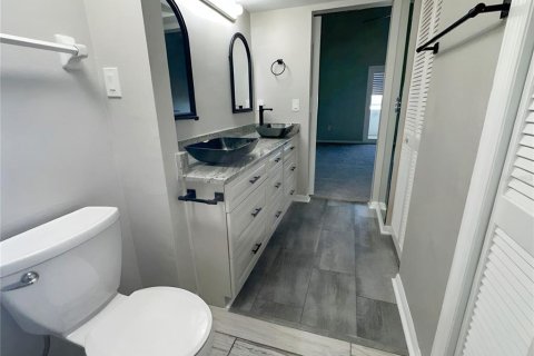 Condo in New Port Richey, Florida, 2 bedrooms № 2383409 - photo 11