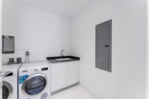 Condominio en venta en Miami, Florida, 3 dormitorios, 216.28 m2 № 1958891 - foto 13