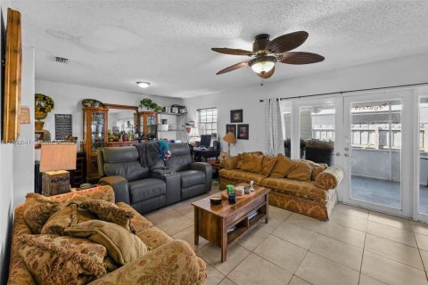 House in Miami, Florida 3 bedrooms, 146.23 sq.m. № 1952636 - photo 14