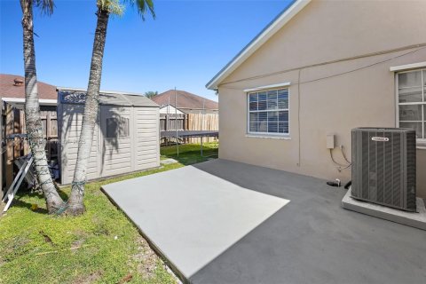 House in Miami, Florida 3 bedrooms, 146.23 sq.m. № 1952636 - photo 29