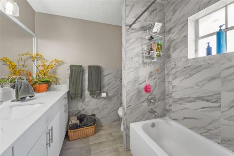 House in Miami, Florida 3 bedrooms, 146.23 sq.m. № 1952636 - photo 25