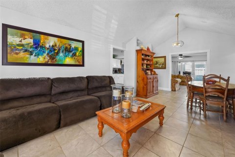 House in Miami, Florida 3 bedrooms, 146.23 sq.m. № 1952636 - photo 7