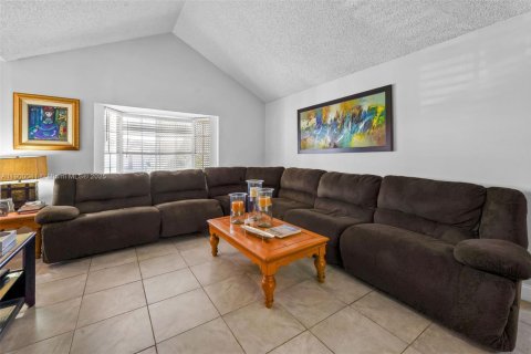 House in Miami, Florida 3 bedrooms, 146.23 sq.m. № 1952636 - photo 10