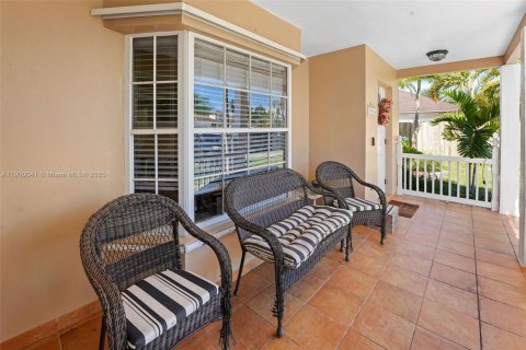 House in Miami, Florida 3 bedrooms, 146.23 sq.m. № 1952636 - photo 5