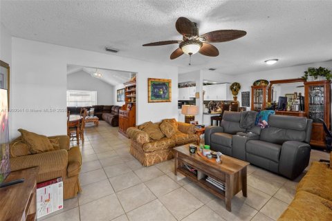 House in Miami, Florida 3 bedrooms, 146.23 sq.m. № 1952636 - photo 13