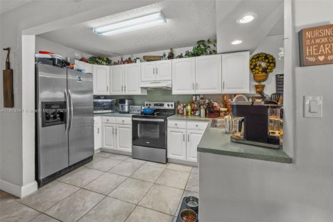 House in Miami, Florida 3 bedrooms, 146.23 sq.m. № 1952636 - photo 18
