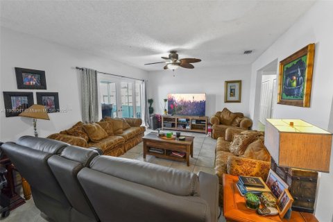 House in Miami, Florida 3 bedrooms, 146.23 sq.m. № 1952636 - photo 16