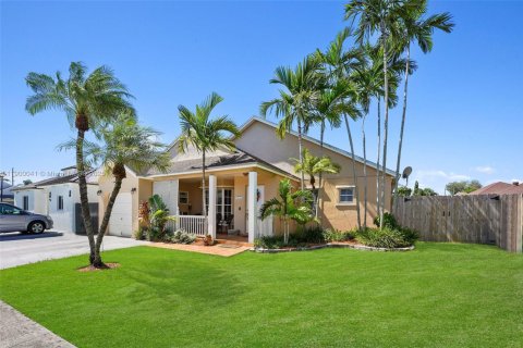 House in Miami, Florida 3 bedrooms, 146.23 sq.m. № 1952636 - photo 2