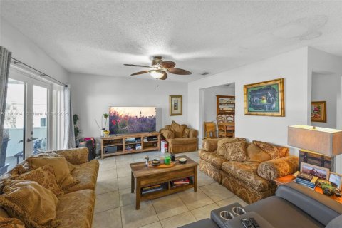 House in Miami, Florida 3 bedrooms, 146.23 sq.m. № 1952636 - photo 15