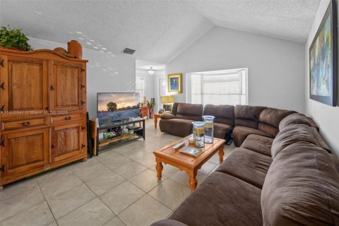 House in Miami, Florida 3 bedrooms, 146.23 sq.m. № 1952636 - photo 9