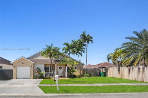 House in Miami, Florida 3 bedrooms, 146.23 sq.m. № 1952636 - photo 4