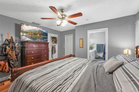 House in Miami, Florida 3 bedrooms, 146.23 sq.m. № 1952636 - photo 21