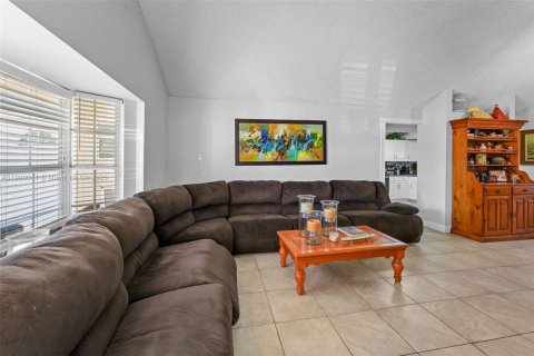 House in Miami, Florida 3 bedrooms, 146.23 sq.m. № 1952636 - photo 8