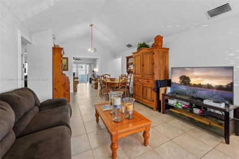 House in Miami, Florida 3 bedrooms, 146.23 sq.m. № 1952636 - photo 11