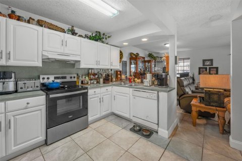 House in Miami, Florida 3 bedrooms, 146.23 sq.m. № 1952636 - photo 17