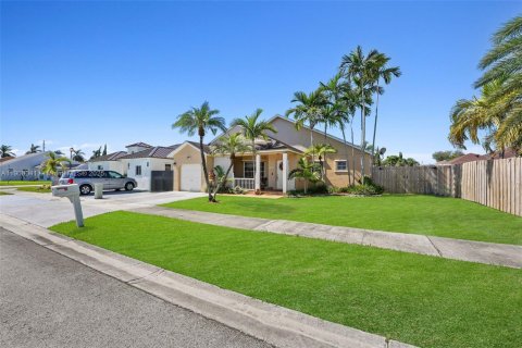 House in Miami, Florida 3 bedrooms, 146.23 sq.m. № 1952636 - photo 3